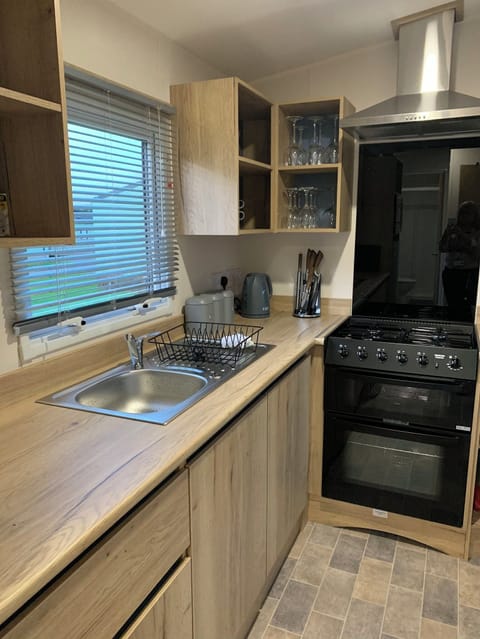 Full size gas oven, groll and 4 hobs