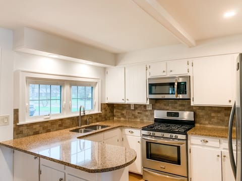Fully-equipped kitchen with all new stainless steel appliances and amenities.
