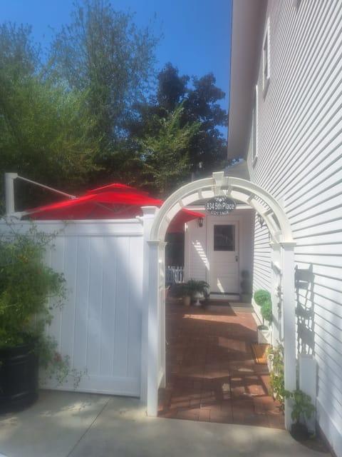 Enter thru Arch - Cottage Door on Right
