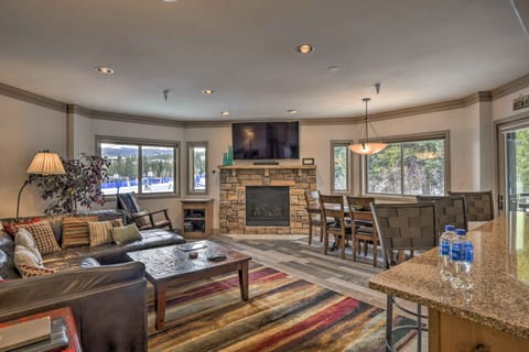 Living room with view to the ski area