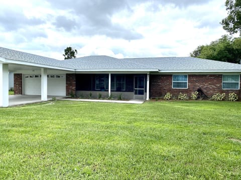 Spacious, clean house on a canal to a beautiful lake! 