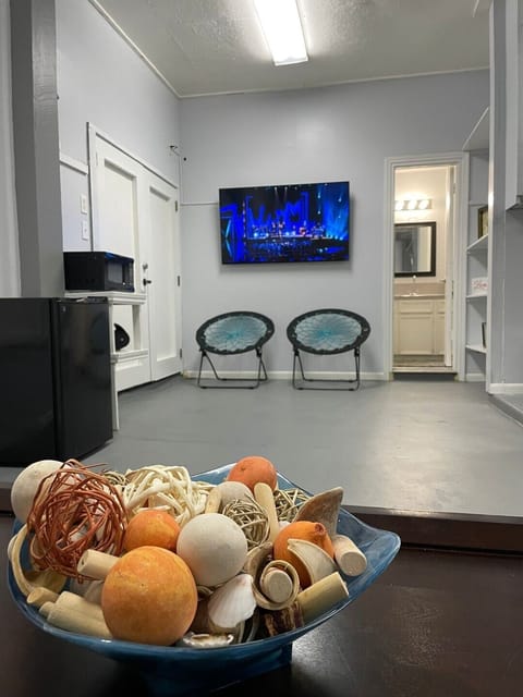 Common/Recreational area (downstairs) A/C, wireless TV, Internet, Bathroom.