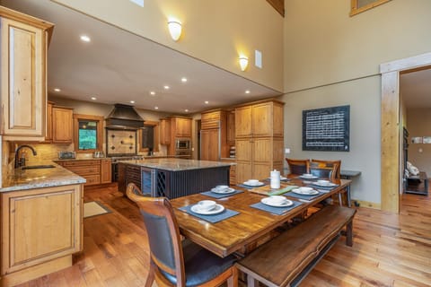 Dining Area - Breakfast Nook, Natural Light + View for Relaxed Mornings