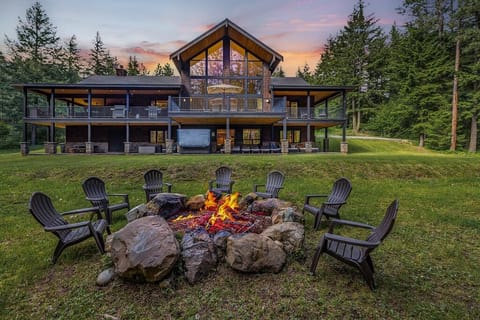 Backyard Firepit Lounge – Great for Toasty Evenings + Group Fun