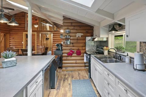 Fully equipped kitchen with 50 gallon / day commercial ice maker