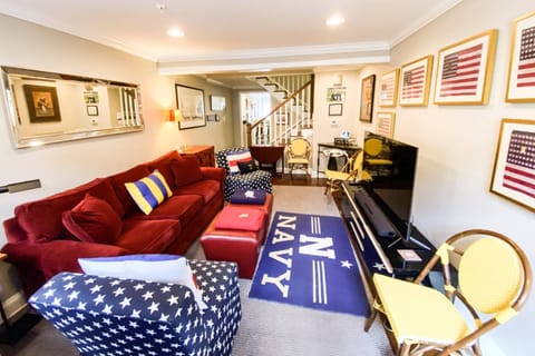 Go Navy! The Historic Fleet's Inn is just steps to USNA Gate 1 and the Annapolis waterfront