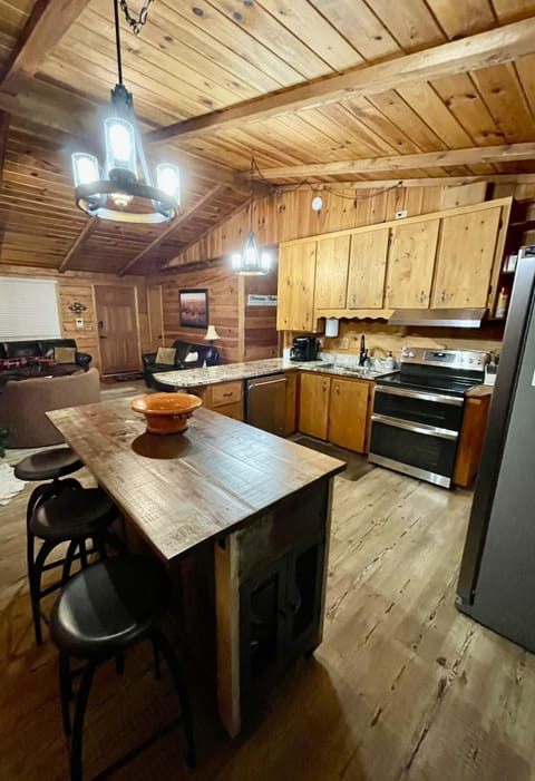 Kitchen-Well stocked w/cookware, utensils & all you need to cook, bake & grill!