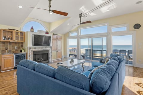 GR0501: The Sun l Top Level Living Area