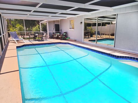 Large 30 x 15 Screened Pool with Patio Furniture and Weekly Pool Service