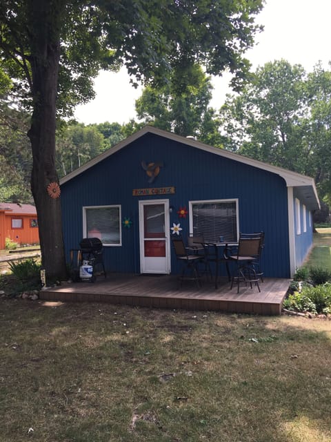 Roman Cottage has deck with bar height table and grill