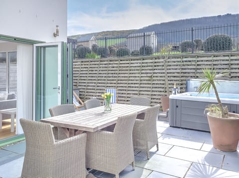 Outside dining on private patio terrace