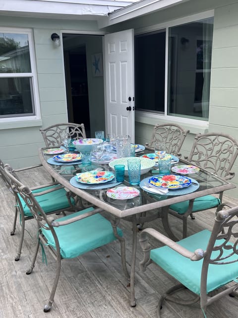 Open back patio with dining table for 6