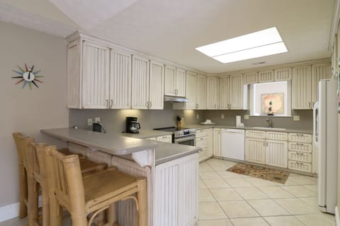 Middle floor kitchen with extra seating at the bar