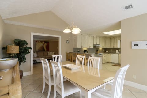 Dining area and kitchen on the middle floor