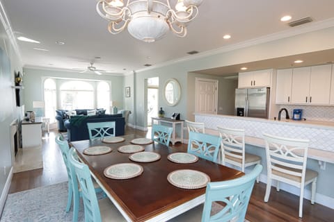 Dining Area and Breakfast bar