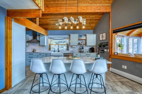 This modern mountain elite home has everything! A fully equipped kitchen, epic views, a large multifamily layout and plenty of quiet spaces for all.