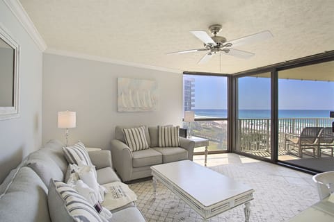 21-Mainsail-233-Living