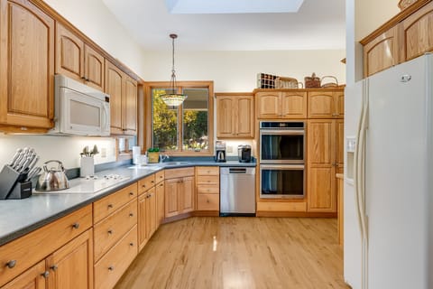 Fully Equipped Kitchen w/ Double Ovens