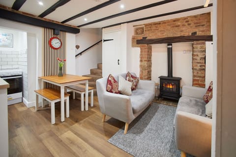 Thimble Cottage, Whitby - Host & Stay