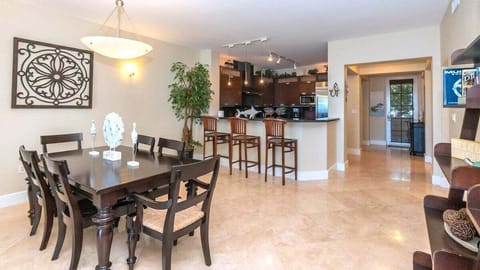 Dining Area and Breakfast Bar