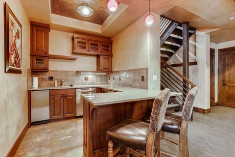 Fully equipped kitchen with modern finishes, ideal for preparing meals with convenience and style. A perfect addition to the lodge`s amenities.