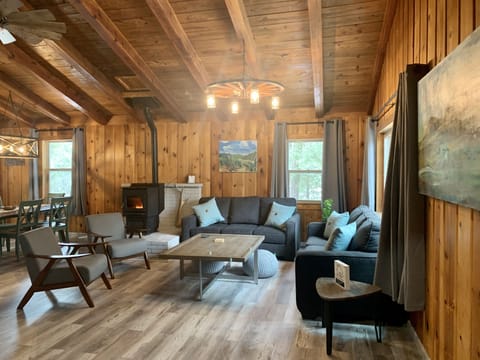 Living area as you enter the front door. 