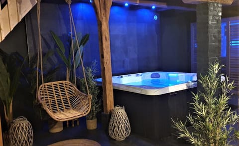 Indoor spa tub