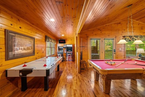 Game Room - Air Hockey, Pool Table, Two Stand Up Multi cades