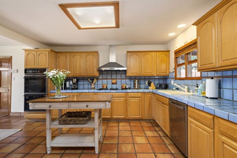 Extensive kitchen counters and cabinets