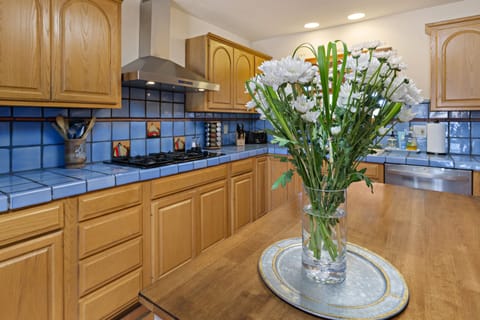 Kitchen center island