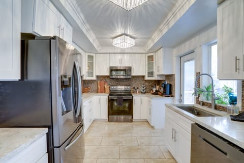 Kitchen | Spices | Toaster | Trash Bags/Paper Towels Provided | Ice Maker