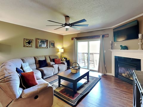 Welcome to Peaceful River View Cedar Lodge 604