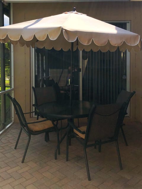 Screen room (patio table )