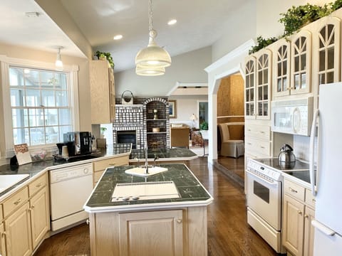 Open kitchen to Living Room
