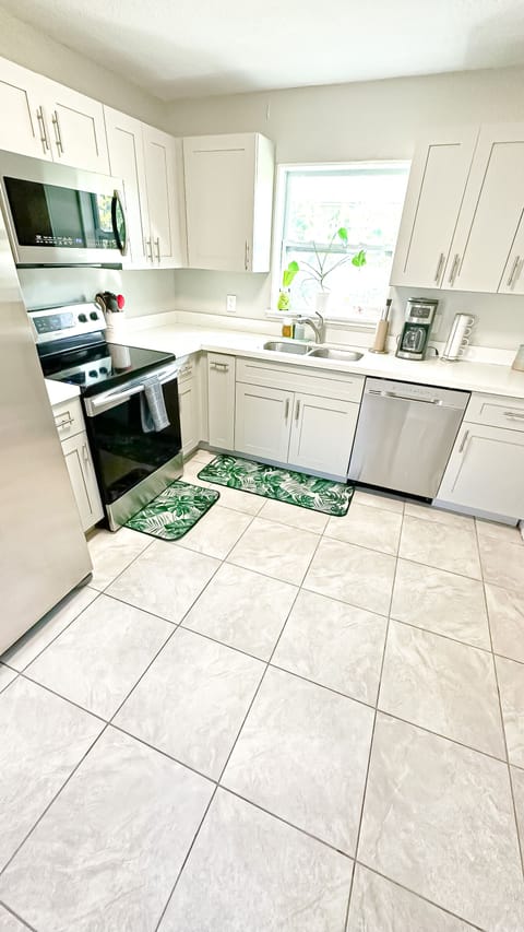 Fully stocked kitchen : Refrigerator, dishwasher, microwave and oven for guests