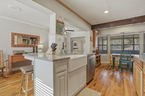 Salt Creek Cabin at Lake Tenkiller Cabin in Tenkiller Ferry Lake