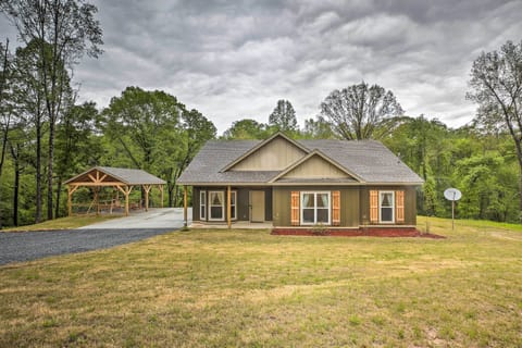 Tallassee Vacation Rental | 3BR | 2BA | 1,800 Sq Ft | Step-Free Access