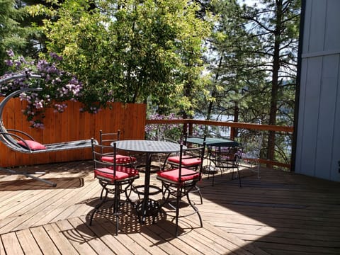 Enjoy outdoor seating, shade umbrellas, BBQ grill and lake breezes. 