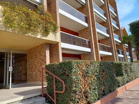 Property, Plant, Shade, Architecture, Urban Design, Vegetation, Wood, Brick, Residential Area