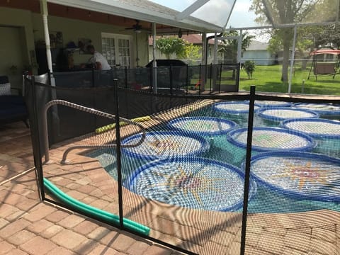 Solar circles prevent water evaporation and retain heat.