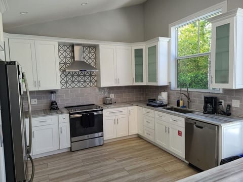Spacious Full Kitchen with Island