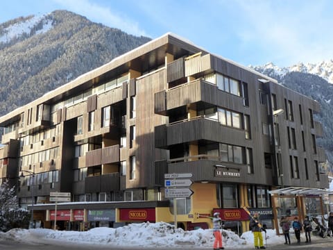 Sky, Mountain, Building, Property, Cloud, Window, Snow, Urban Design, Condominium, Neighbourhood