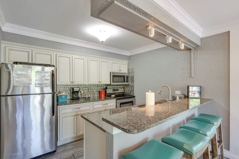 Kitchen | Breakfast Bar