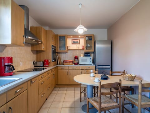 Cabinetry, Property, Kitchen Sink, Furniture, Countertop, Sink, Tap, Wood, Kitchen Stove, Interior Design