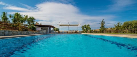 Pool. Large private pool (heated on demand)