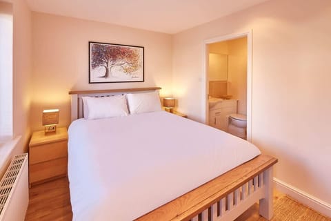 The Scuttlebutt Townhouse, Whitby - Host & Stay