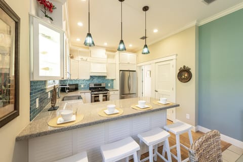 Spacious Kitchen w Breakfast Bar Seating for 4