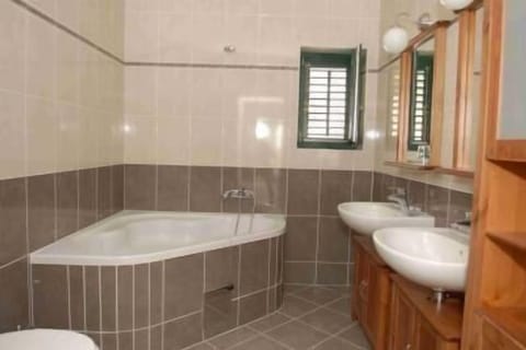 Bathroom Middle Floor