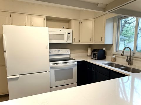KITCHEN:  Modern full kitchen with all appliances, except for a dishwasher.