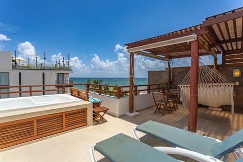 PRIVATE TERRACE AND JACUZZI